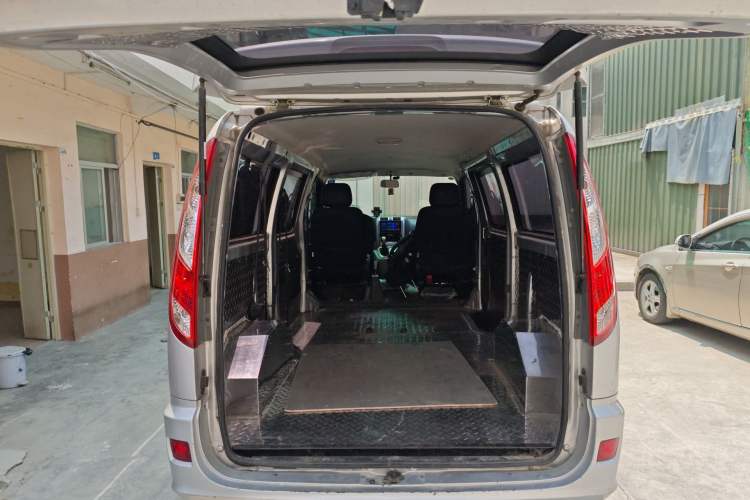 Used Foton Scenic G5 2024 2.0T Diesel Professional Edition Open-Window 5-9 Seater 4F20TC3 Trunk