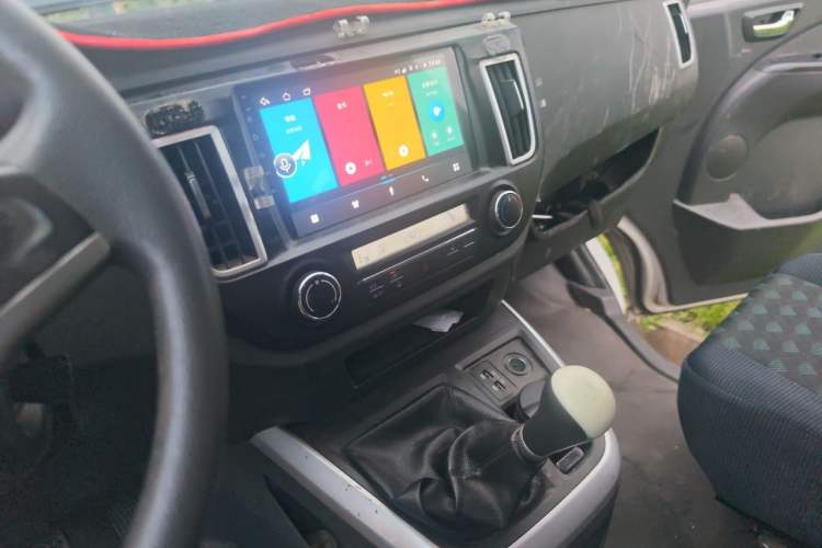 Used Foton Scenic G5 2024 2.4L CNG Commercial Version Open-Window 5/6-Seater 4K22C4M Audio And AC Panel