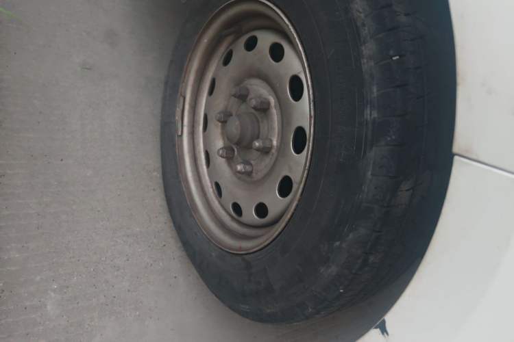 Used Foton Scenic G5 2024 2.4L CNG Commercial Version Open-Window 5/6-Seater 4K22C4M Right Front Wheel Hub