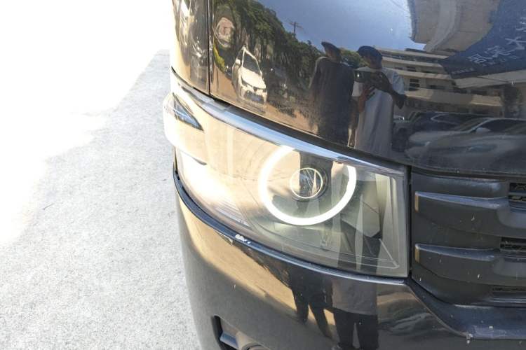 Used Foton Scenic G7 2015 2.0L Commercial Version Short Wheelbase Flat Roof – 486EQV4 Right Front Headlight