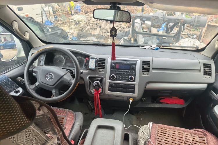 Used Foton Scenic G7 2015 2.0L Commercial Van Long Wheelbase High Roof – 4Q20M Center Console