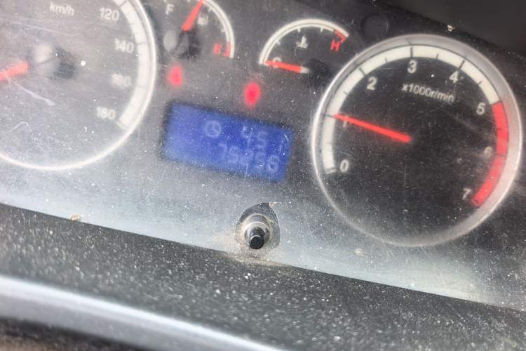 Used Foton Scenic G7 2015 2.0L Commercial Van Long Wheelbase High Roof – 4Q20M Odometer Close Up