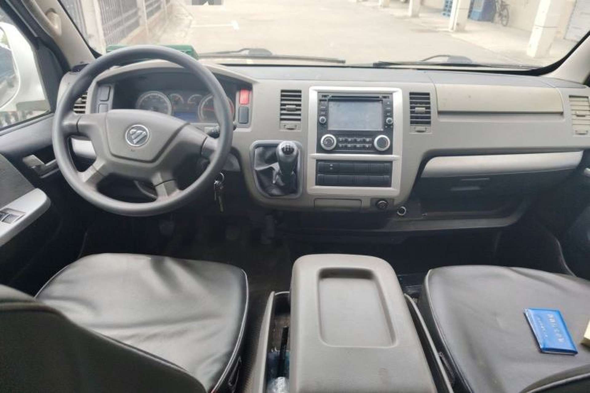 Used Foton Scenic G7 2015 2.0L Commercial Version Long Wheelbase High Roof – 4Q20M Center Console