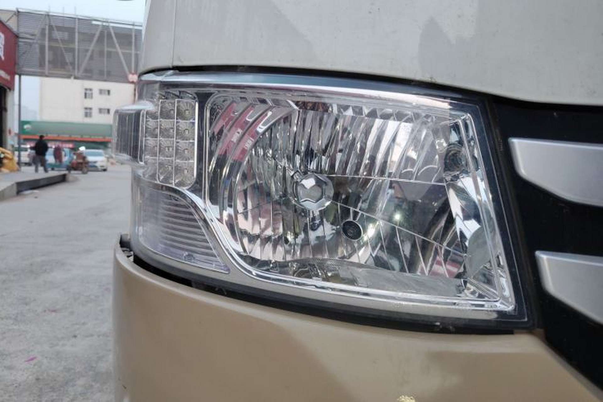 Used Foton Scenic G7 2015 2.0L Commercial Version Long Wheelbase High Roof – 486EQV4 Right Front Headlight