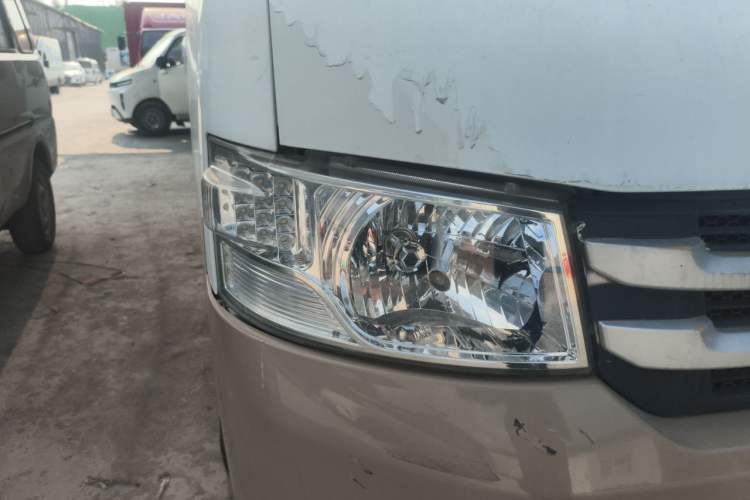 Used Foton Scenic G7 2015 2.0L Commercial Version Long Wheelbase High Roof – 486EQV4 Right Front Headlight