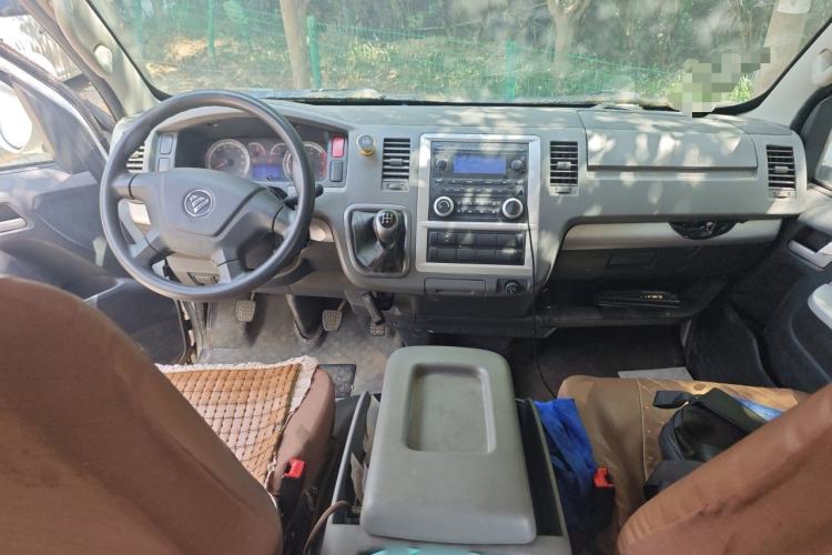 Used Foton Scenic G7 2016 2.0L Commercial Version Long Wheelbase High Roof – 4Q20M Center Console