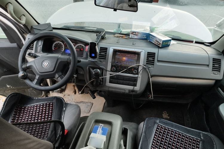 Used Foton Scenic G7 2016 2.0L Commercial Version Long Wheelbase High Roof – 4Q20M Center Console