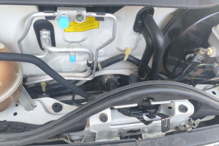 Used Foton Scenic G7 2016 2.0L Commercial Edition Long Wheelbase High-Roof 4Q20M Engine Bay