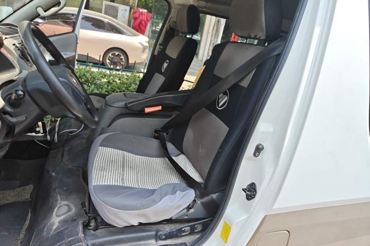 Used Foton Scenic G7 2016 2.0L Commercial Version Long Wheelbase High Roof – 4Q20M Left Front Seat