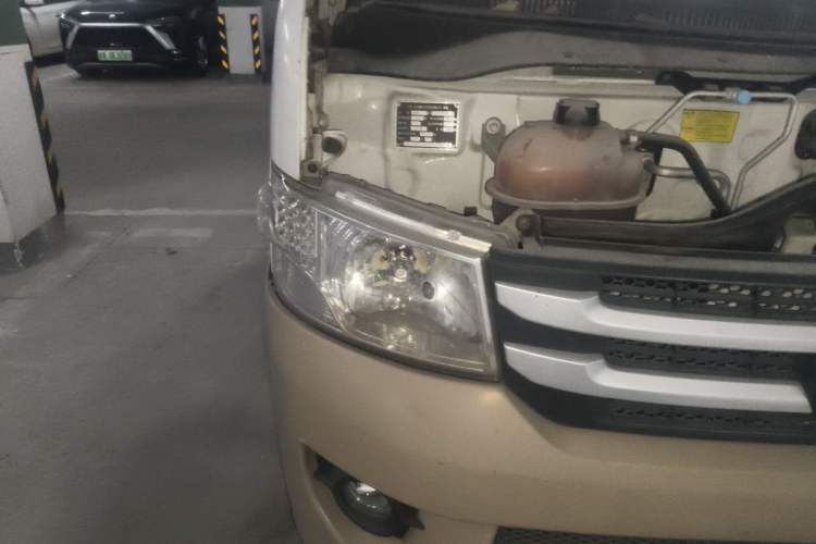 Used Foton Scenic G7 2016 2.0L Commercial Version Long Wheelbase High Roof – 4Q20M Right Front Headlight