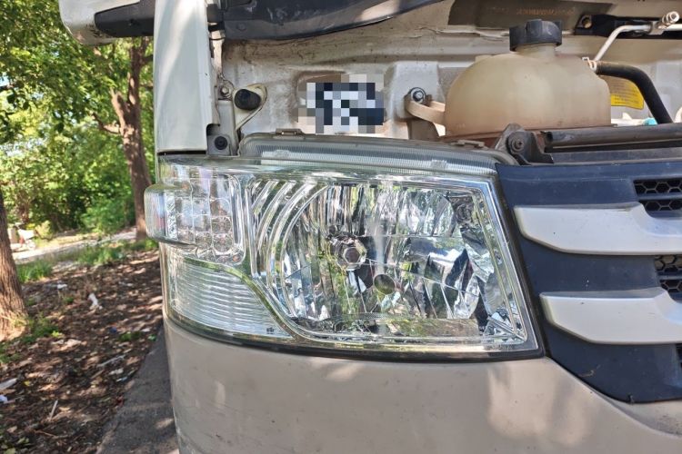 Used Foton Scenic G7 2016 2.0L Commercial Version Long Wheelbase High Roof – 4Q20M Right Front Headlight