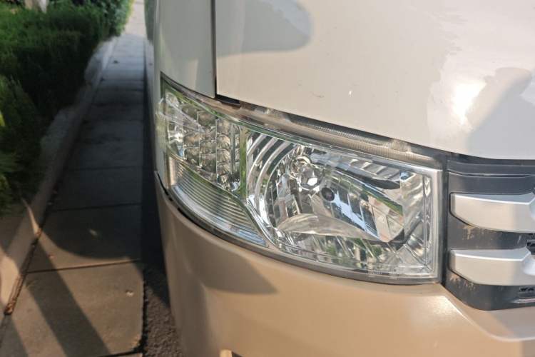 Used Foton Scenic G7 2016 2.0L Commercial Version Long Wheelbase High Roof – 4Q20M Right Front Headlight