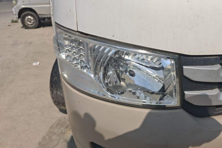 Used Foton Scenic G7 2016 2.0L Commercial Version Long Wheelbase High Roof – 4Q20M Right Front Headlight