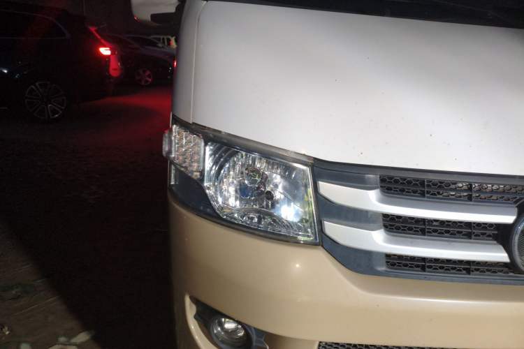 Used Foton Scenic G7 2016 2.0L Commercial Version Long Wheelbase High Roof – 4Q20M Right Front Headlight