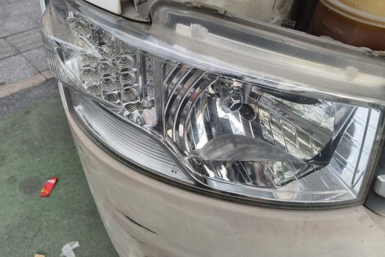 Used Foton Scenic G7 2016 2.0L Commercial Version Long Wheelbase High Roof – 4Q20M Right Front Headlight