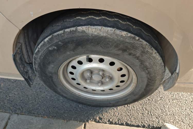 Used Foton Scenic G7 2016 2.0L Commercial Version Long Wheelbase High Roof – 4Q20M Right Front Wheel Hub