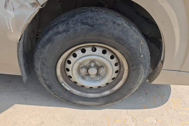 Used Foton Scenic G7 2016 2.0L Commercial Version Long Wheelbase High Roof – 4Q20M Right Front Wheel Hub
