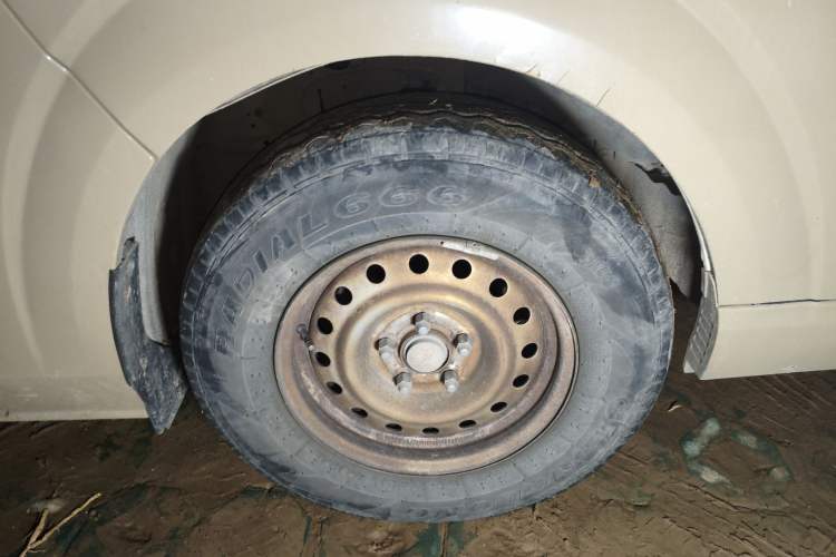 Used Foton Scenic G7 2016 2.0L Commercial Version Long Wheelbase High Roof – 4Q20M Right Front Wheel Hub