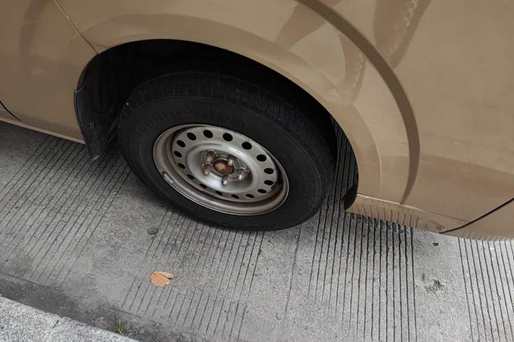 Used Foton Scenic G7 2016 2.0L Commercial Version Short Wheelbase Flat Roof 4Q20M Right Front Wheel Hub