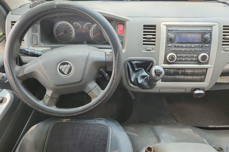 Used Foton Scenic G7 2016 2.0L Commercial & Travel Version Short Wheelbase High Roof – 4Q20M Center Console