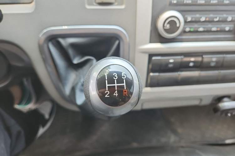 Used Foton Scenic G7 2016 2.0L Commercial & Travel Version Short Wheelbase High Roof – 4Q20M Gear Lever