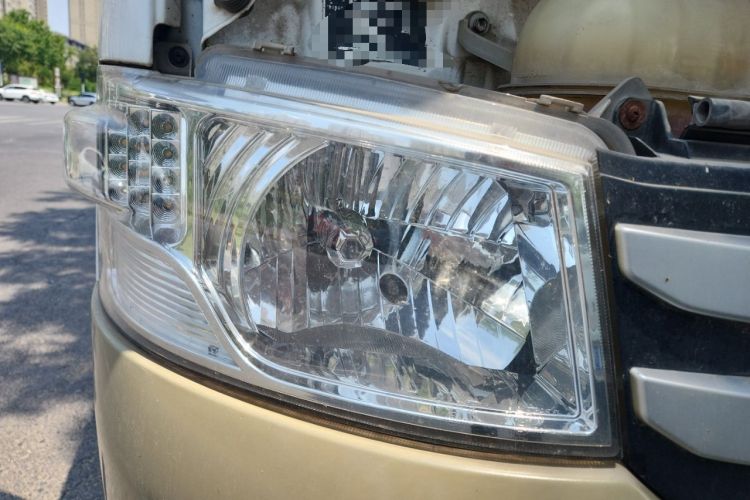 Used Foton Scenic G7 2016 2.0L Commercial & Travel Version Short Wheelbase High Roof – 4Q20M Right Front Headlight