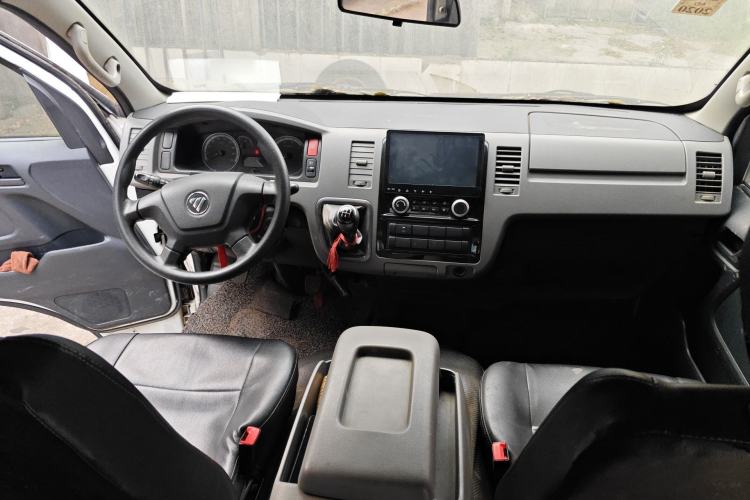 Used Foton Scenic G7 2016 2.0L Commercial Version Long Wheelbase High Roof – 486EQV4 Center Console