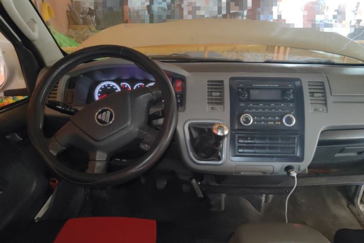 Used Foton Scenic G7 2016 2.8T Commercial & Travel Version Short Wheelbase High Roof – 493ZLQ4 Center Console