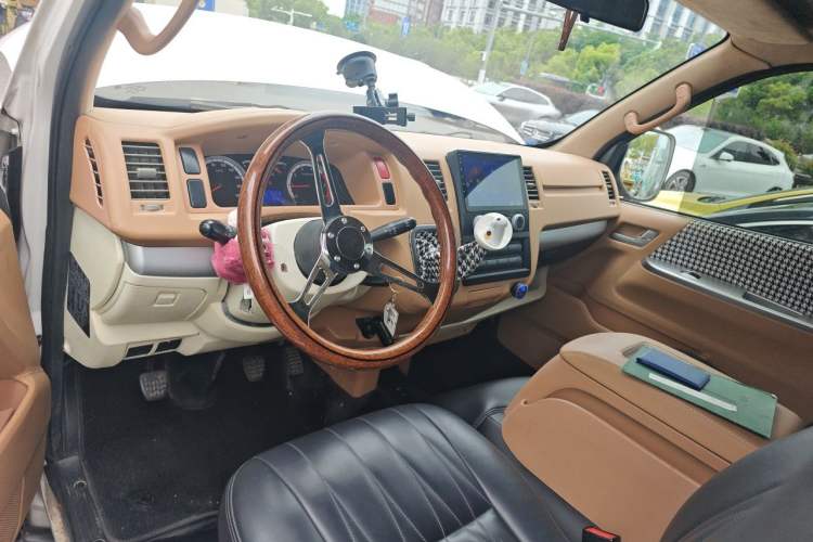 Used Foton Scenic G7 2016 2.0L Commercial Version Long Wheelbase High Roof – 4Q20M Center Console