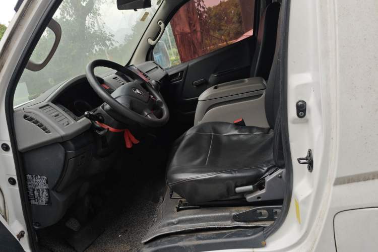 Used Foton Scenic G7 2016 2.0L Commercial Version Long Wheelbase High Roof – 486EQV4 Left Front Seat