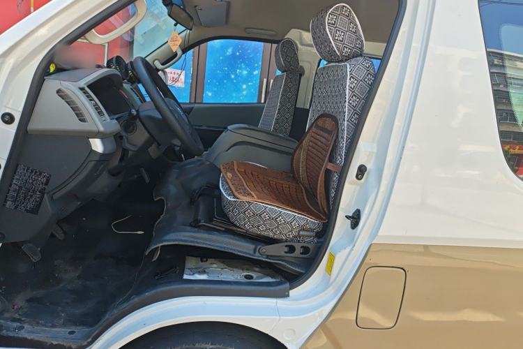 Used Foton Scenic G7 2016 2.0L Commercial Version Long Wheelbase High Roof – 4Q20M Left Front Seat