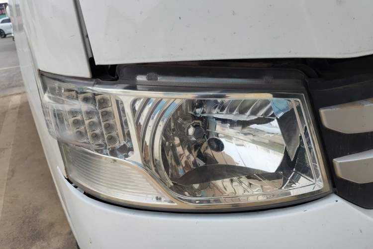 Used Foton Scenic G7 2016 2.0L Commercial Version Long Wheelbase High Roof – 4Q20M Right Front Headlight