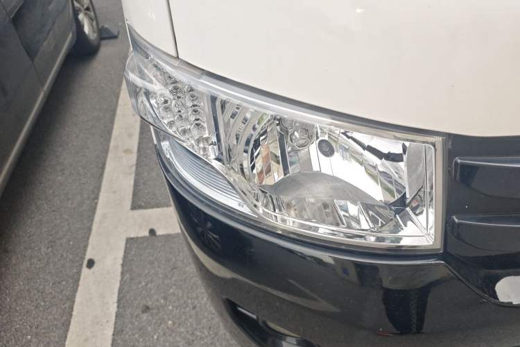 Used Foton Scenic G7 2016 2.0L Commercial Version Long Wheelbase High Roof – 4Q20M Right Front Headlight