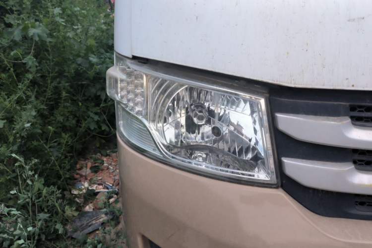 Used Foton Scenic G7 2016 2.0L Commercial Version Long Wheelbase High Roof – 4Q20M Right Front Headlight