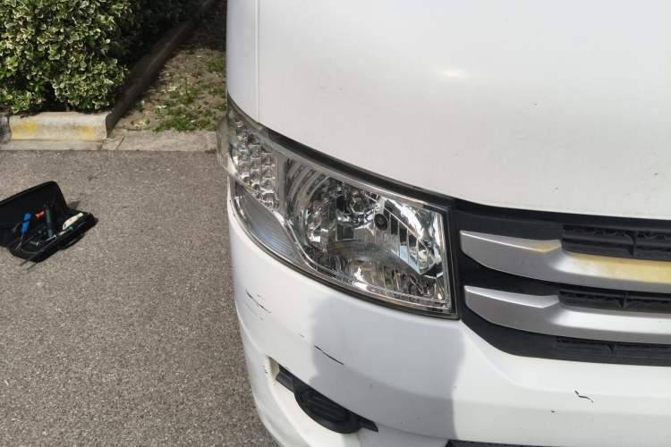 Used Foton Scenic G7 2016 2.0L Commercial Version Long Wheelbase High Roof – 4Q20M Right Front Headlight