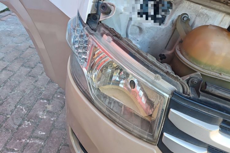 Used Foton Scenic G7 2016 2.0L Commercial Version Long Wheelbase High Roof – 4Q20M Right Front Headlight