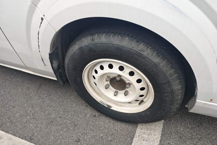 Used Foton Scenic G7 2016 2.0L Commercial Version Long Wheelbase High Roof – 4Q20M Right Front Wheel Hub