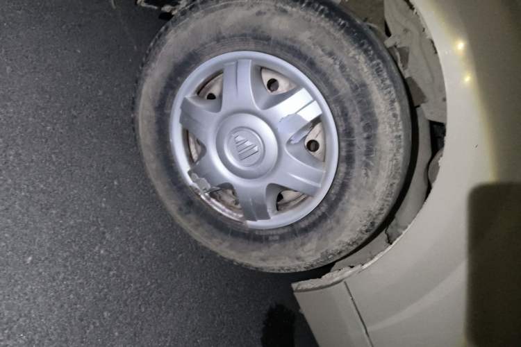 Used Foton Scenic G7 2016 2.0L Commercial Version Long Wheelbase High Roof – 4Q20M Right Front Wheel Hub