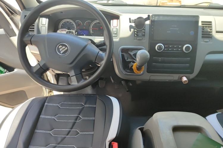 Used Foton Scenic G7 2017 2.0L Long-Wheelbase Commercial Van High Roof 6-Seater 4Q20M Center Console