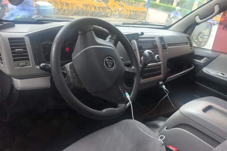 Used Foton Scenic G7 2017 2.0L Long-Wheelbase Commercial Van High Roof 6-Seater 4Q20M Center Console