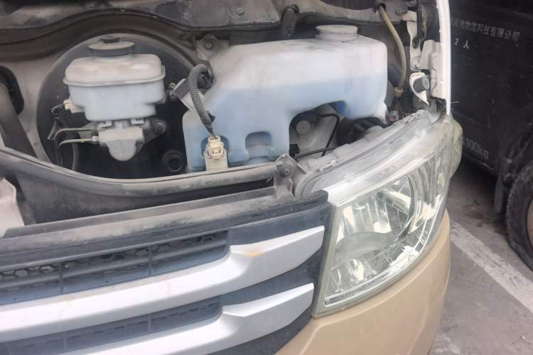 Used Foton Scenic G7 2017 2.0L Long-Wheelbase Commercial Van High Roof 6-Seater 4Q20M Engine Bay Left