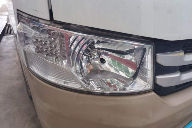 Used Foton Scenic G7 2017 2.0L Long-Wheelbase Commercial Van High Roof 2 Seats 4Q20M Right Front Headlight