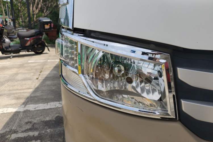 Used Foton Scenic G7 2017 2.0L Long-Wheelbase Commercial Van High Roof 6-Seater 4Q20M Right Front Headlight