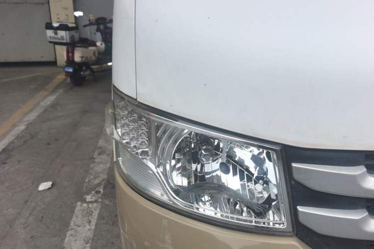 Used Foton Scenic G7 2017 2.0L Long-Wheelbase Commercial Van High Roof 6-Seater 4Q20M Right Front Headlight