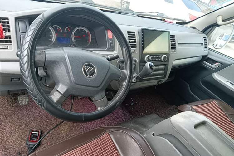 Used Foton Scenic G7 2017 2.0L Long-Wheelbase Commercial Van High Roof 2 Seats 4Q20M Center Console