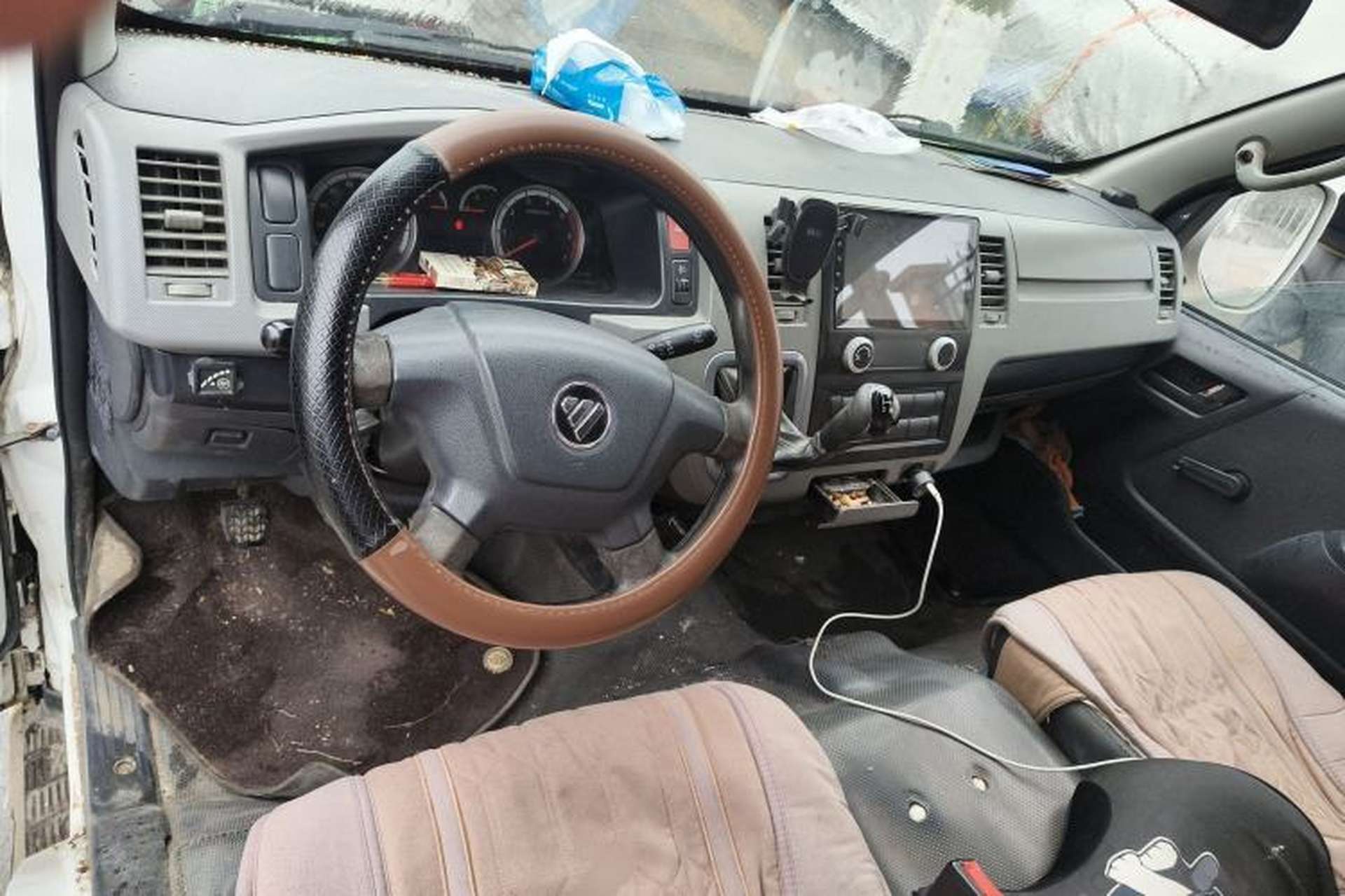 Used Foton Scenic G7 2017 2.0L Short-Wheelbase Commercial Van High-Roof 2-Seater 4Q20M Center Console