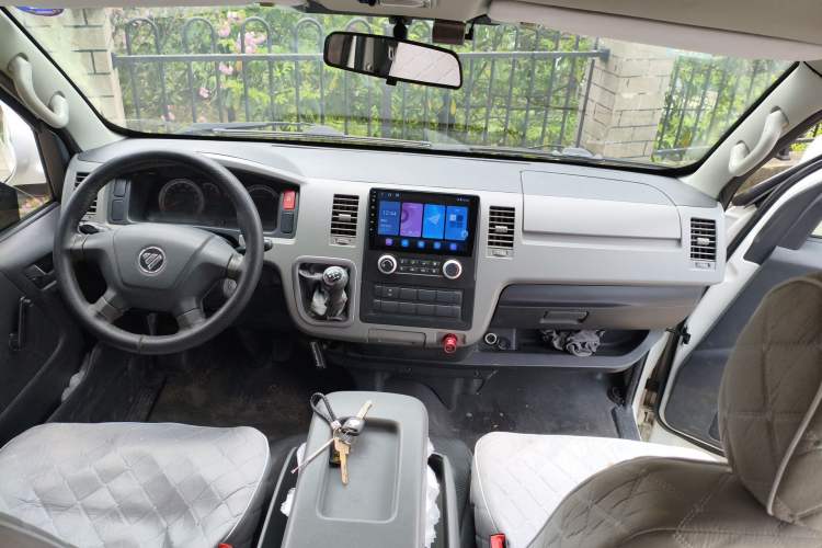 Used Foton Scenic G7 2017 2.0L Short-Wheelbase Commercial Van High Roof 6-Seater 4Q20M Center Console