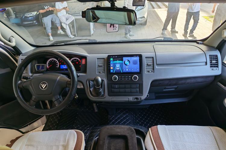 Used Foton Scenic G7 2017 2.0L Long-Wheelbase Commercial Van High Roof 6-Seater 4Q20M Center Console