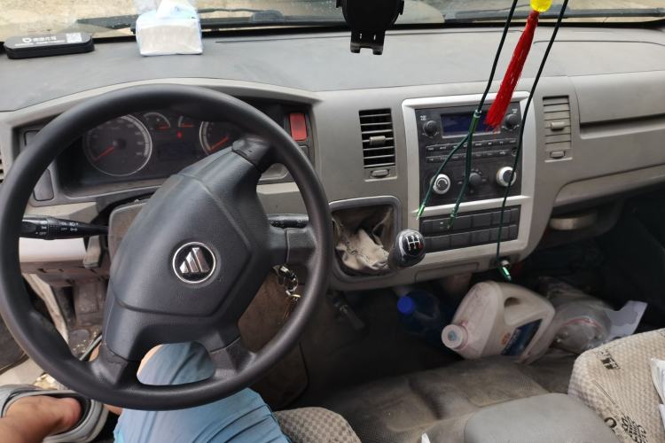 Used Foton Scenic G7 2017 2.0L Short-Wheelbase Commercial Van High Roof 6-Seater 4Q20M Center Console