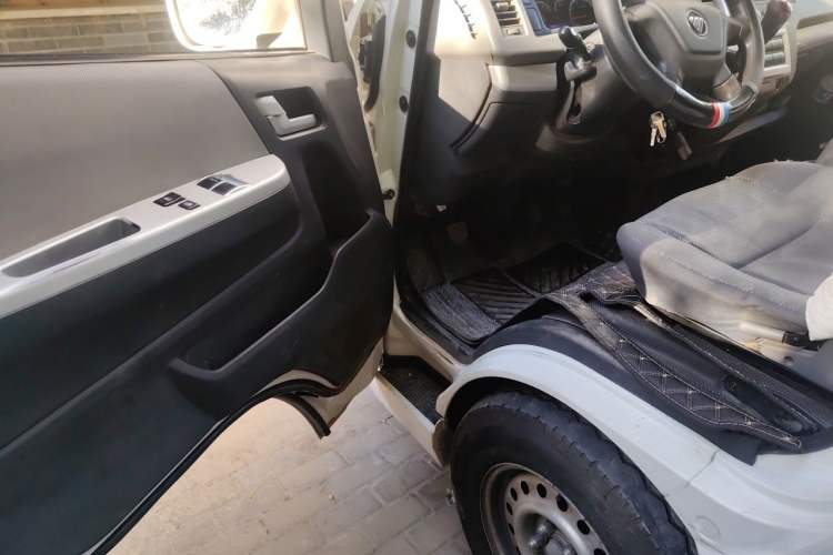 Used Foton Scenic G7 2017 2.0L Long-Wheelbase Commercial Van High Roof 2 Seats 4Q20M Driver Seat